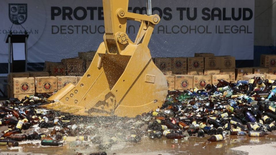 Con maquinaria pesada destruyen bebidas alcohólicas decomisadas en chelerías ilegales en Coyoacán