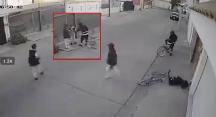 Los graban en video; captan a asaltantes robando a un estudiante que iba camino a clases | VIDEO