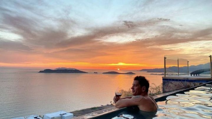 Al interior de la lujosa casa de Yahir con vista al mar