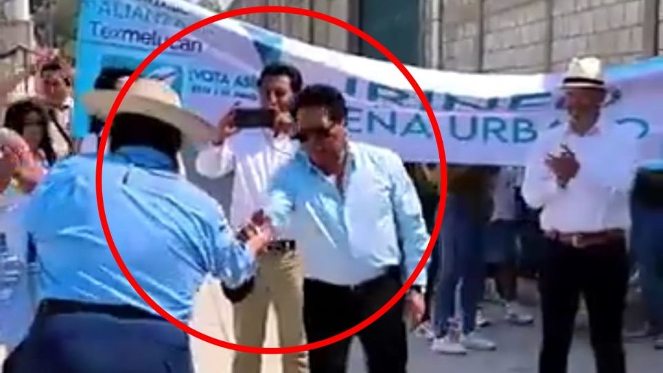 Regala ex alcalde fajo de billetes a candidato; se lo aceptan y luego se lo regresan | VIDEO