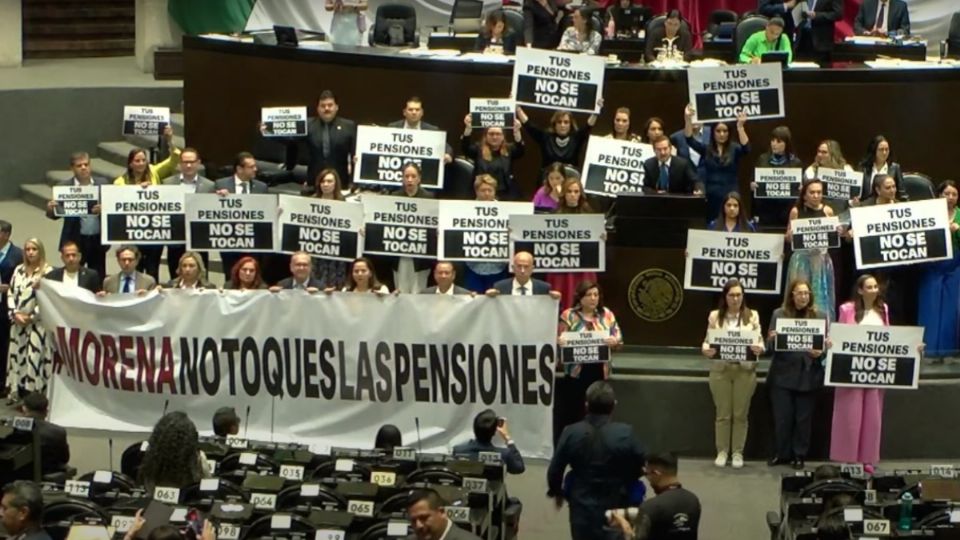 Oposición ocupó brevemente la tribuna con pancartas en contra de la reforma al Fondo de Pensiones