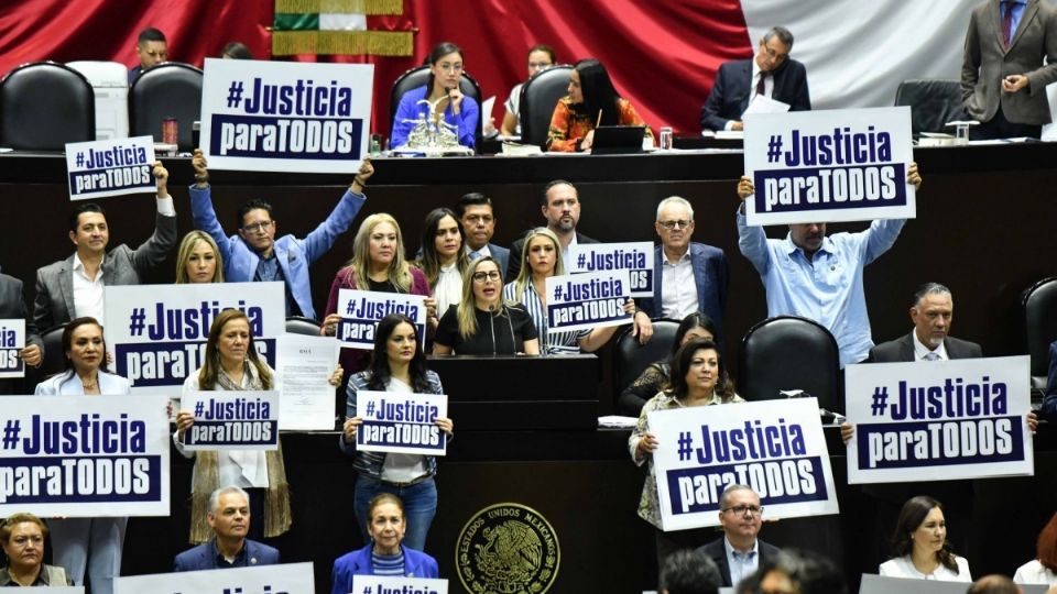 Oposición subió a tribuna para protestar contra la reforma a la Ley de Amparo