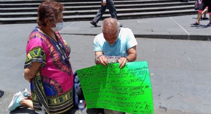 Maestro jubilado se encadena por 3 días en Plaza Lerdo de Xalapa en protesta