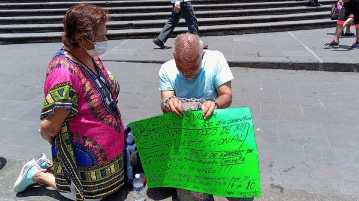 Maestro jubilado se encadena por 3 días en Plaza Lerdo de Xalapa en protesta