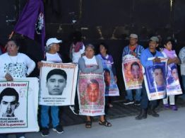 Familiares de los 43 de Ayotzinapa instalan plantón frente a Palacio; piden diálogo con AMLO