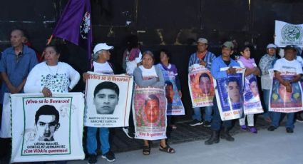 Familiares de los 43 de Ayotzinapa instalan plantón frente a Palacio Nacional; piden diálogo con AMLO