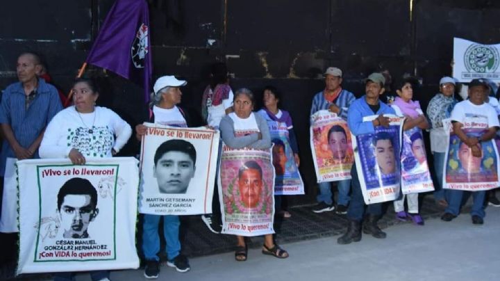 Familiares de los 43 de Ayotzinapa instalan plantón frente a Palacio Nacional; piden diálogo con AMLO
