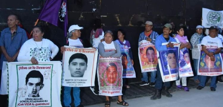 Familiares de los 43 de Ayotzinapa instalan plantón frente a Palacio; piden diálogo con AMLO