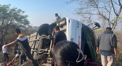 Carreterazo deja tragedia en Puebla: Autobús turístico vuelca, deja 3 muertos; entre ellos 2 niños