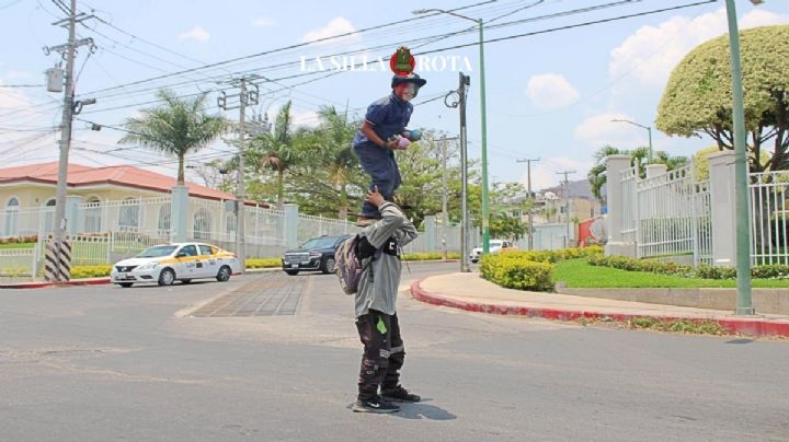 “Tenemos que juntar 1,200 pesos para pagar la renta": payasitos hacen malabares para subsistir