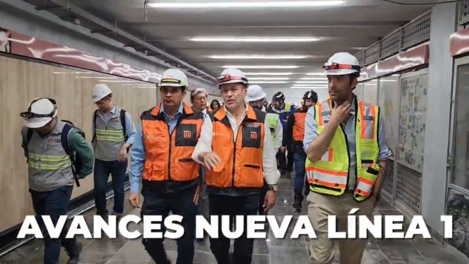 Guillermo Calderón, director general del Metro de la CDMX, y Andrés Lajous Loaeza, titular de la Secretaría de Movilidad, supervisan avances en la Línea 1