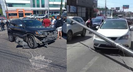 Conductor enloquece, tira poste y choca otros autos en Puebla | VIDEO