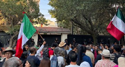 Entonan Himno Nacional y "Cielito Lindo" en Embajada de Ecuador en México