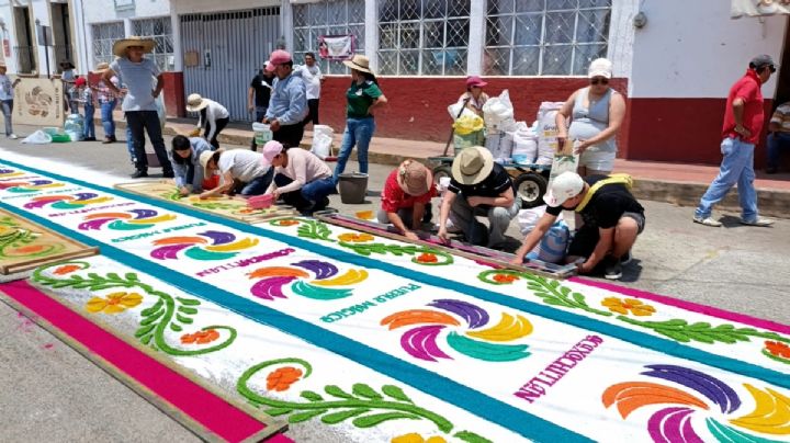 Renuevan fervor al Señor del Colateral con coloridas alfombras de flores y cruces en Acaxochitlán
