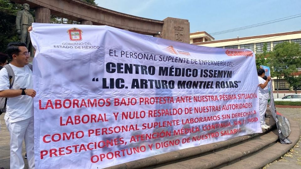Trabajadores del ISSEMyM se manifiestan y trabajan bajo protesta en Toluca