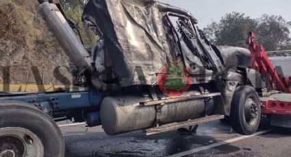 Tráiler choca y se incendia en la autopista Orizaba - Puebla, en las Altas Montañas