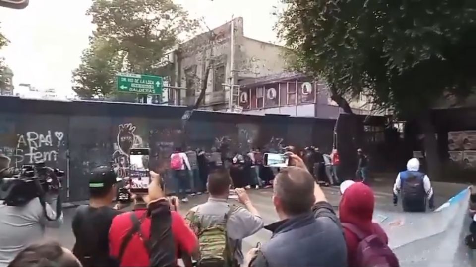 Durante protesta, normalistas de Ayotzinapa derribaron una valla en la inmediaciones de la Secretaría de Gobernación