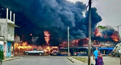 Tabasco: Incendio consume Mercadito de Tacotalpa, hay dos muertos | VIDEO