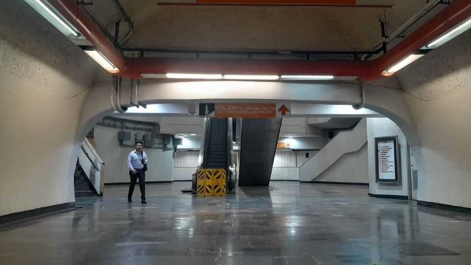 Escalera eléctrica del Metro Camarones sin funcionar durante un año