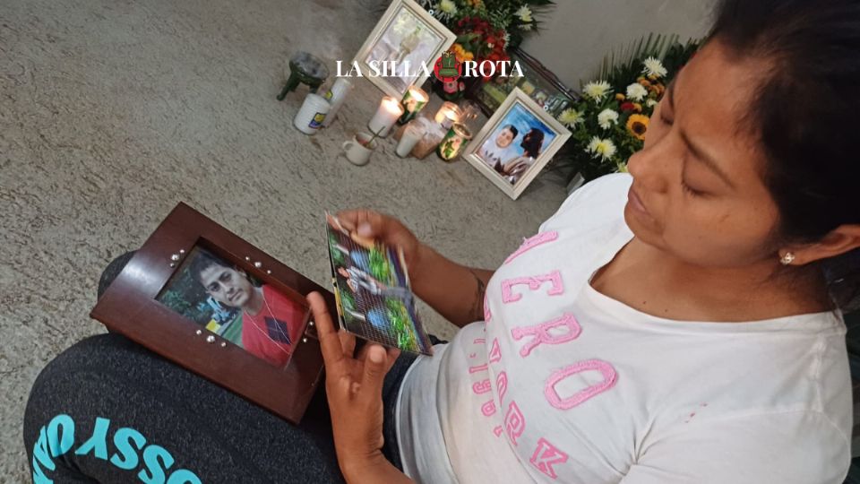 La hermana de de Everardo Ventura, uno de los jornaleros mexicanos fallecido en el accidente observa fotografías de él