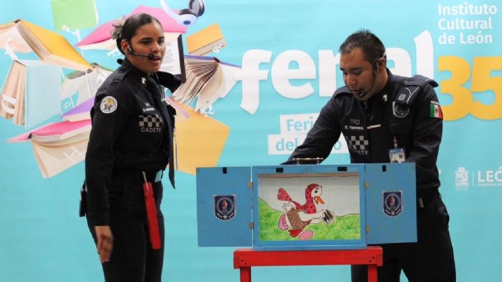Policías de León dejan las armas y cuentan cuentos para niños