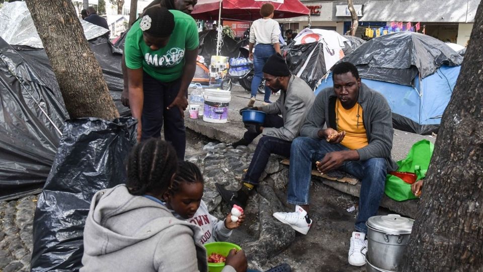 Migrantes en la plaza Giordano Bruno