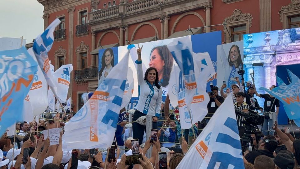 Alejandra Gutiérrez durante el cierre de campaña en el centro histórico de León.