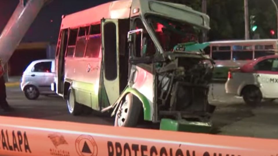 Microbús choca con tráiler en Tláhuac; 6 pasajeros resultaron lesionados