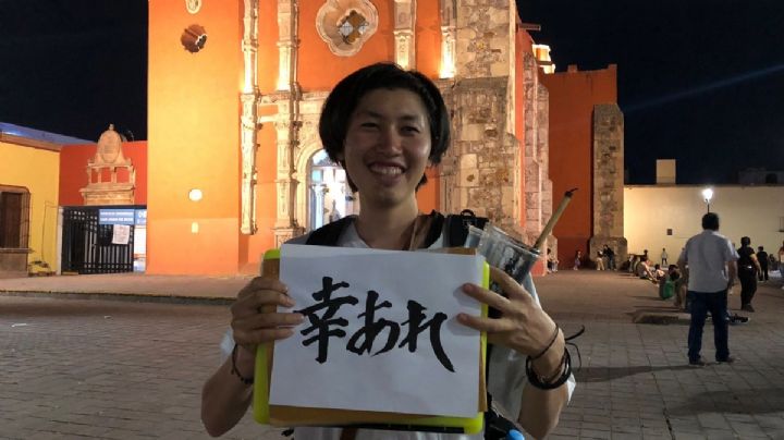 Sato, el japonés mochilero en León que hace Kanjis en la calle para desearte buena suerte