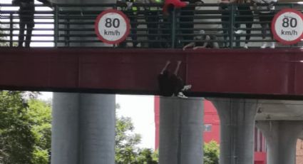 Pánico en Periférico Sur: Captan a hombre colgado en puente peatonal