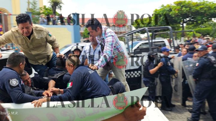 Acusan a 8 policías municipales de asesinar a locatario en San Andrés Tuxtla; estallan protestas