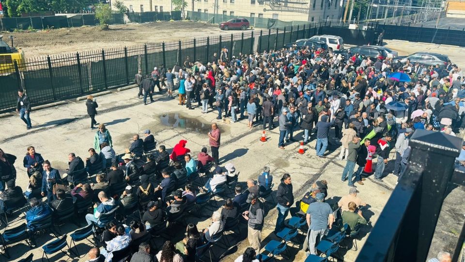 Cientos de mexicanos se dieron cita afuera del consulado en Chicago para votar el pasado 2 de junio