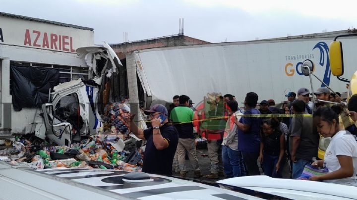 Video: Rapiñan refrescos en Balastrera tras accidente; camión se impactó en restaurante