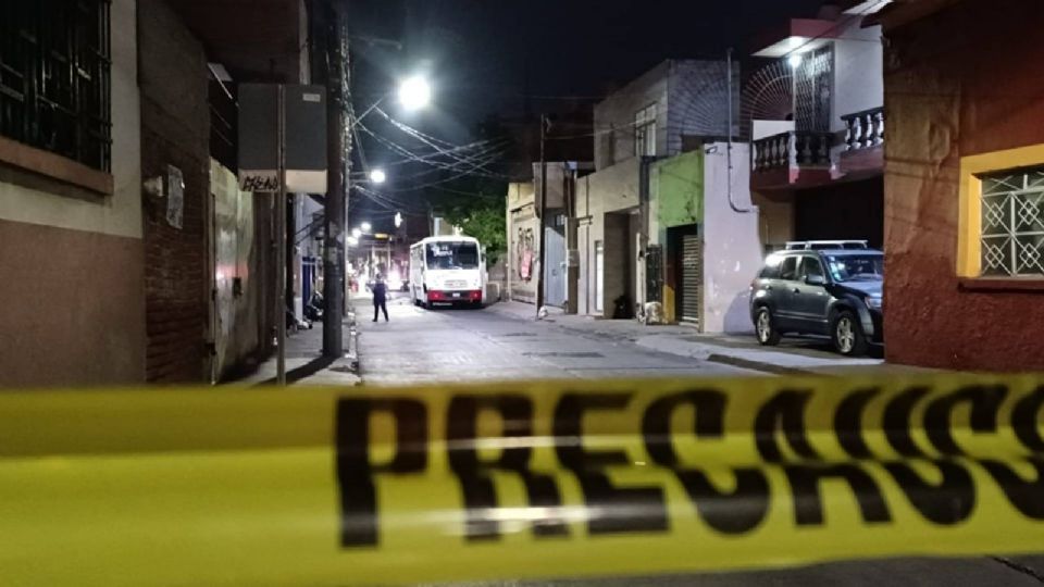 El conductor de la unidad pública detuvo su marcha y bajó para auxiliar a ciclista quien quedó tendido sobre el asfalto a lado de su bicicleta.