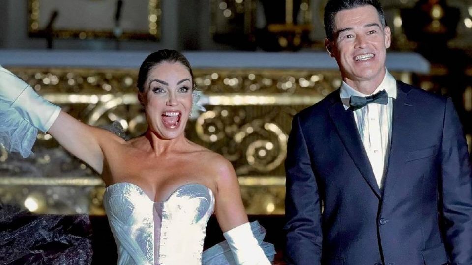 La presentadora y el actor de Televisa se casaron después de vivir 20 años en unión libre.  
