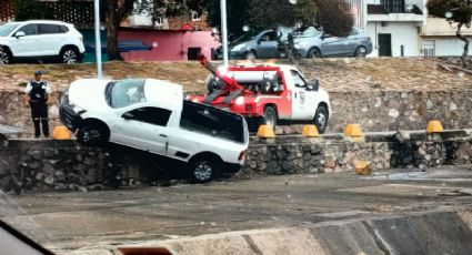 Pierde el control y cae con su camioneta en el Malecón del Río