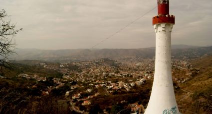 El extraño faro sobre una montaña en Guanajuato capital