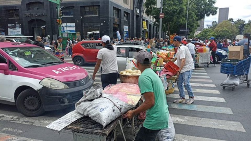 Enfrentamiento entre comerciantes y policías en Eje Central