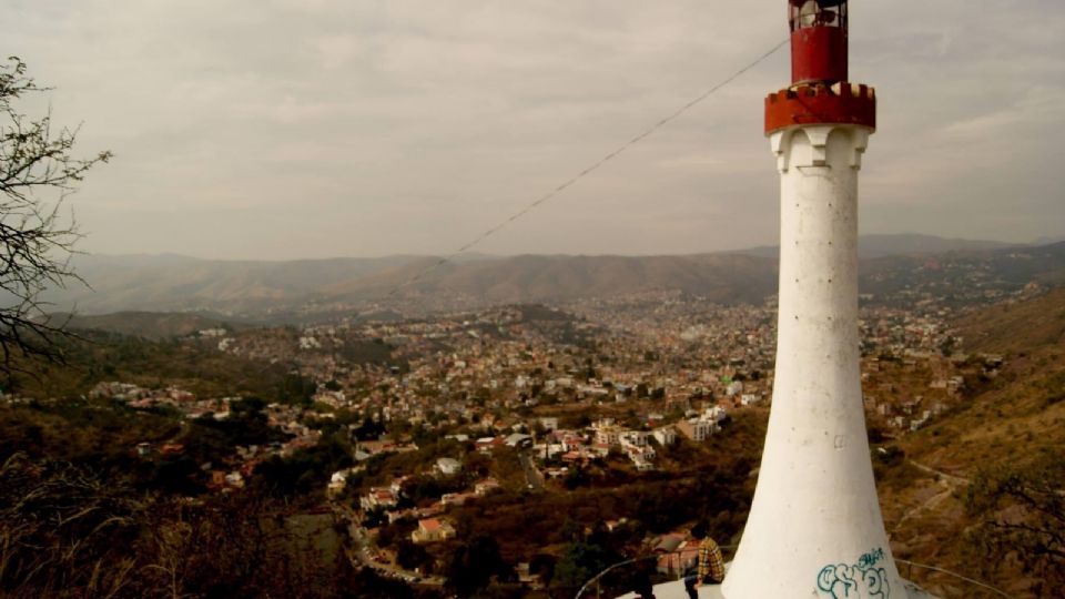 En medio de los cerros de Guanajuato, se alza un faro que vigila la ciudad.