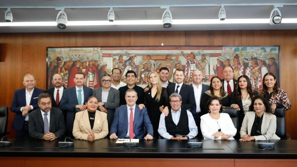 Ebrard y Monreal, en reunión con diputados y senadores electos