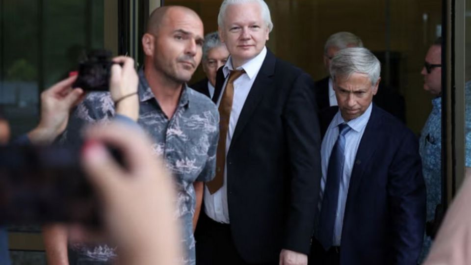 Julian Assange recupera su libertad tras declarase culpable de violar la ley espionaje de Estados Unidos