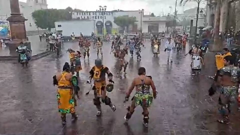 Danzaron bajo la lluvia en las fiestas de Fundación y de San Juan en Apaseo el Grande.