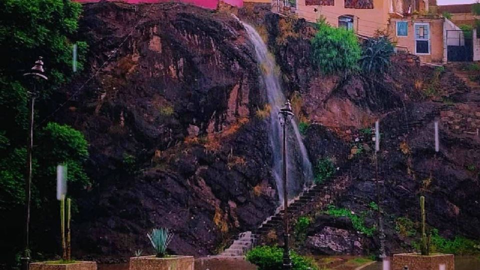 Las lluvias han ayudado a que las presas se comiencen a llenar, así como también que nuevos espacios llenos de agua se formen, como el caso de esta nueva cascada.