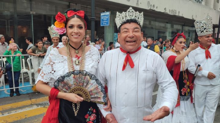 Exreyes y exreinas del Carnaval de Veracruz desfilan previo a la coronación real
