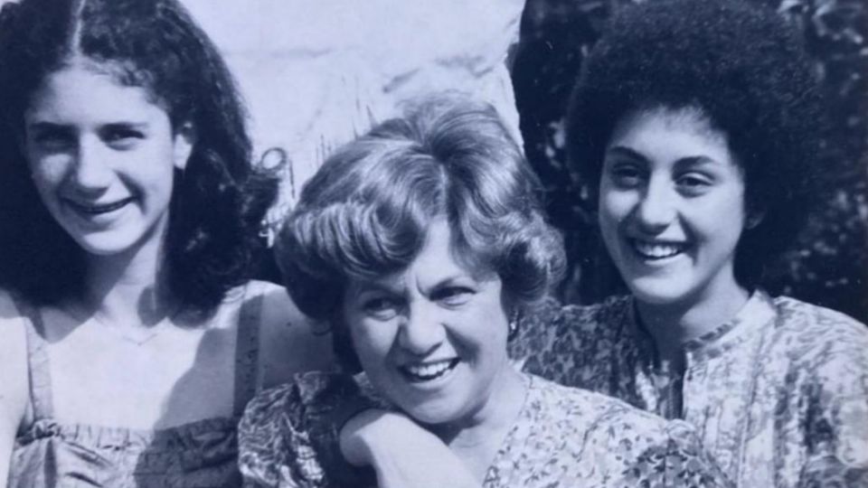 Claudia Sheinbaum, junto a su abuela y su hermana