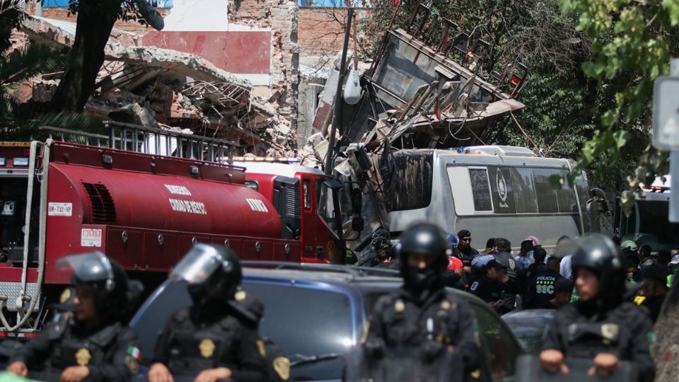 Se cae fachada y marquesina de lo que fue El Patio