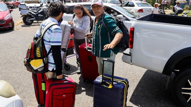 Bloqueos de la CNTE afecta a usuarios del aeropuerto
