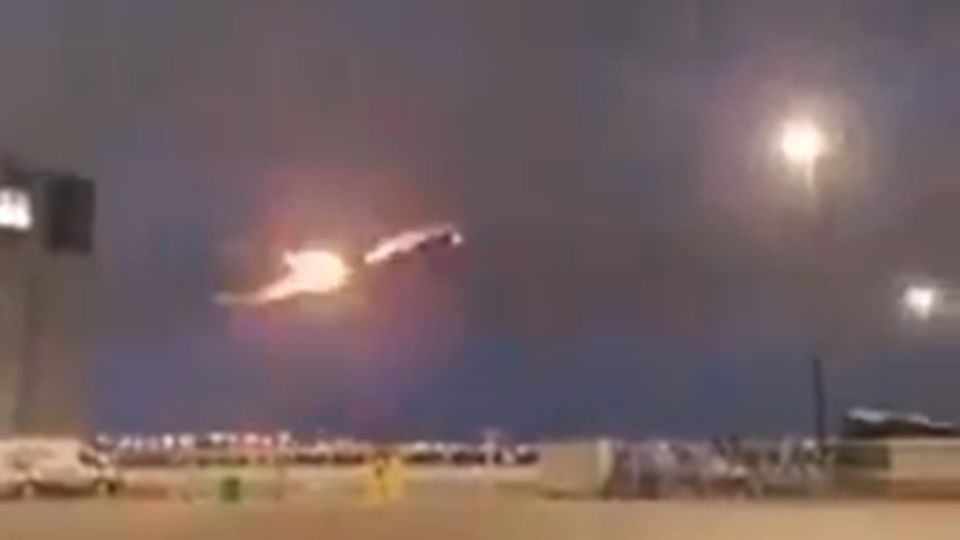 Momento del video en el que se observa cómo se incendia el avión de Air Canada