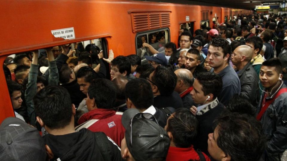 Lluvia causa caos y retrasos en Líneas 3 y 5 del Metro