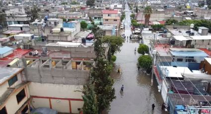 Se desborda río La Compañía en Chimalhuacán; calles y casas inundadas